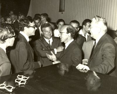 Il biologo, cristallografo, premio Nobel per la Chimica nel 1962: Prof. Max Ferdinand Perutz, con il Prof. Giordano Giacomello nell'Aula Magna dell'Istituto Superiore di Sanità