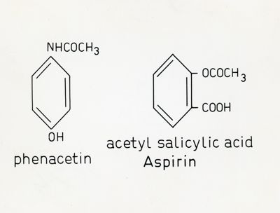 Formule di struttura della Fenacetina e dell'Acido acetilsalicilico (Aspirin)