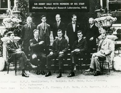 Sir Henry Dale, premio Nobel per la Medicina nel 1936, con il suo staff (Wellcome Physiogical Research Laboratories,1914)
