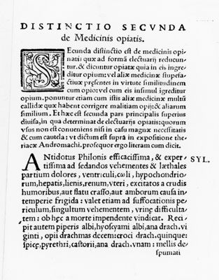 Prima pagina del capitolo "Distinctio secunda de Medicinis opiatis" tratto dal testo "Opera Divi Ioannis Mesue" (1541)