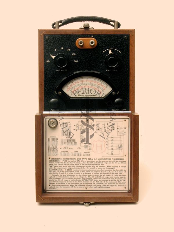 Voltmetro elettronico a valvole termoioniche, per c.a., portatile