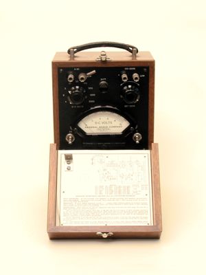 Voltmetro elettronico a valvole termoioniche, per c.c., portatile