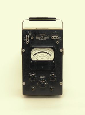 Voltmetro elettronico a valvole termoioniche, per c.c. e c.a., portatile