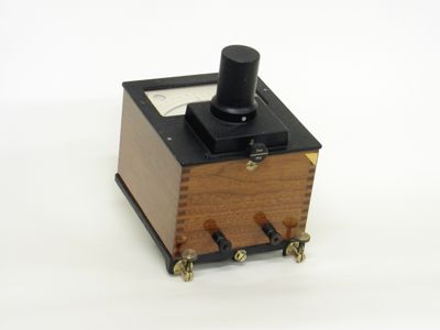 Voltmetro elettrostatico, con sospensione a filo con indice